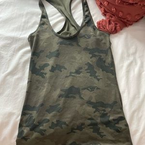 Lululemon razorback camo size 6